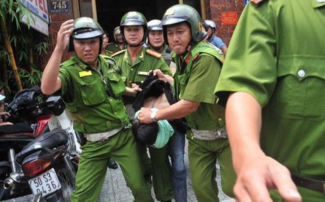 Bị chặn kiểm tra, kẻ đòi nợ chém Trung uý công an và bảo vệ dân phố trọng thương ở Sài Gòn - Ảnh 1.