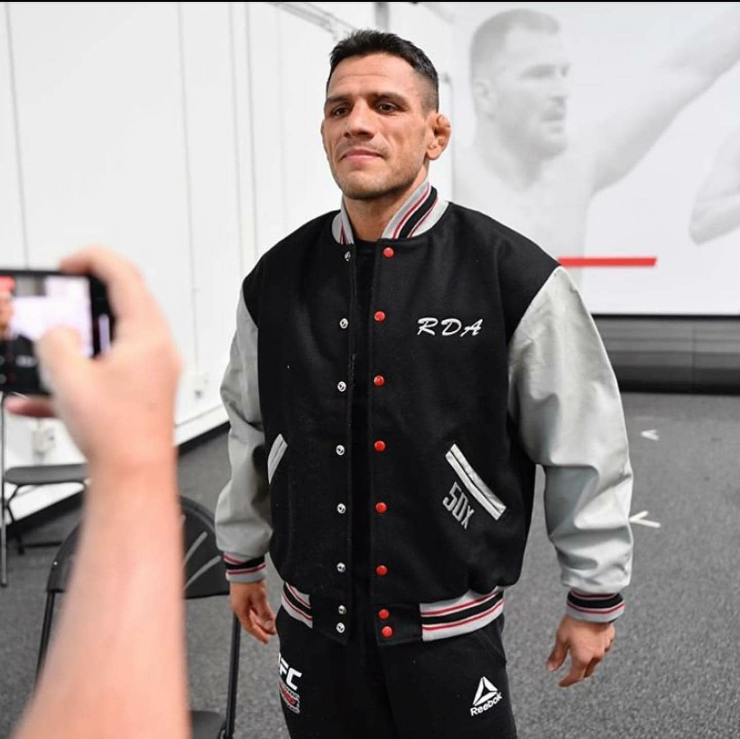 Rafael Dos Anjos nhận áo kỷ niệm 50 lần vượt kiểm tra doping - Ảnh 1.