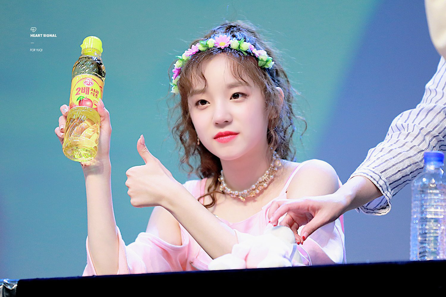 Yuqi nhóm (G)I-DLE gây sốc vì uống giấm như uống nước, fan nhiệt tình tặng hẳn mấy chai dùng dần - Ảnh 1.