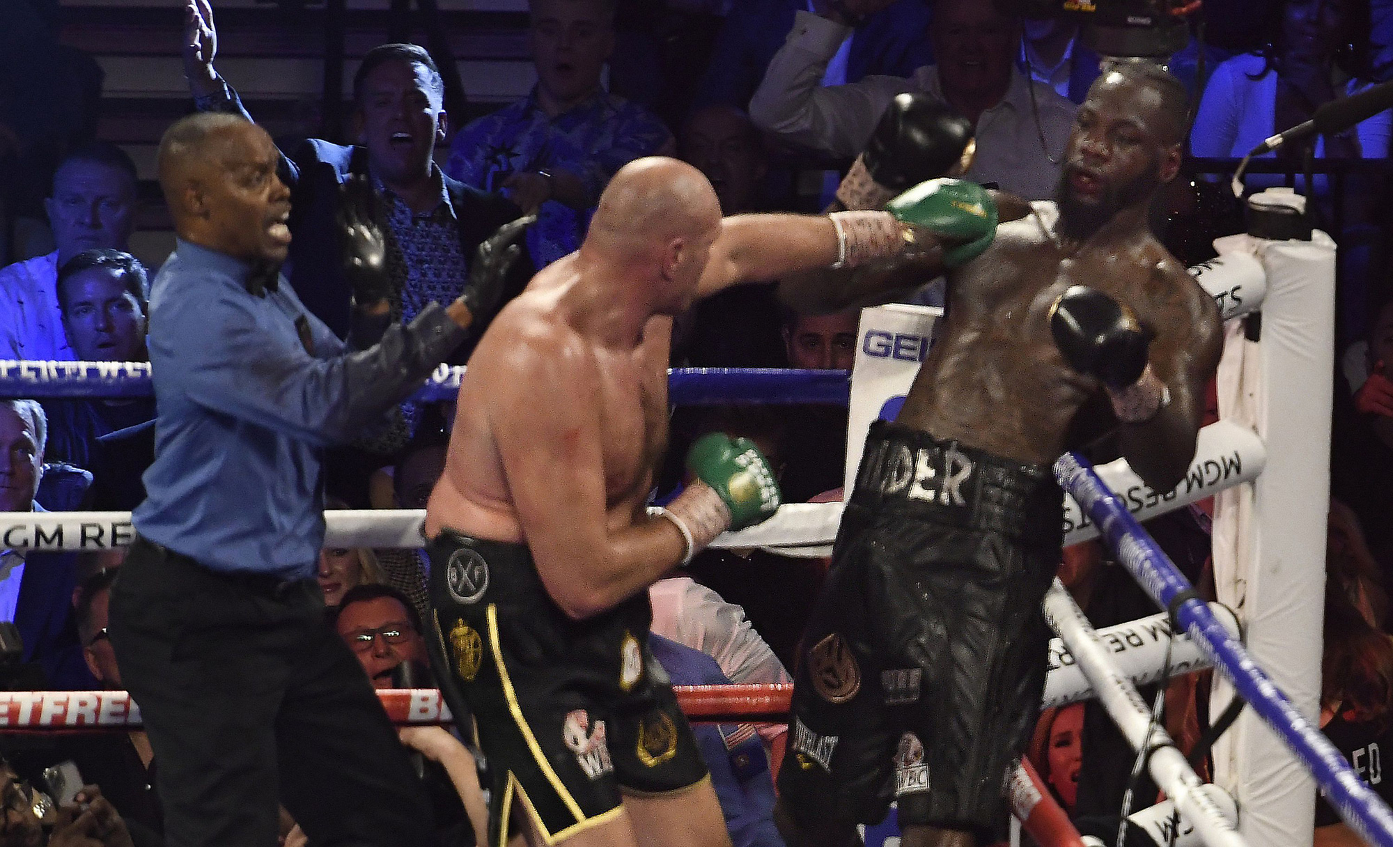 Deontay Wilder &quot;tố&quot; HLV đã hạ độc trong nước uống - Ảnh 3.