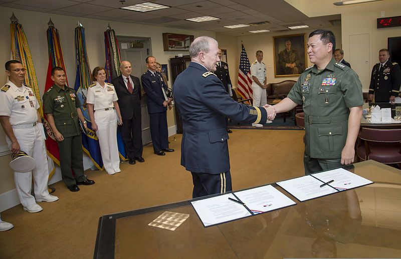 Cựu Tổng tham mưu trưởng Philippines báo động kịch bản đất nước bị Trung Quốc chiếm lĩnh - Ảnh 2.