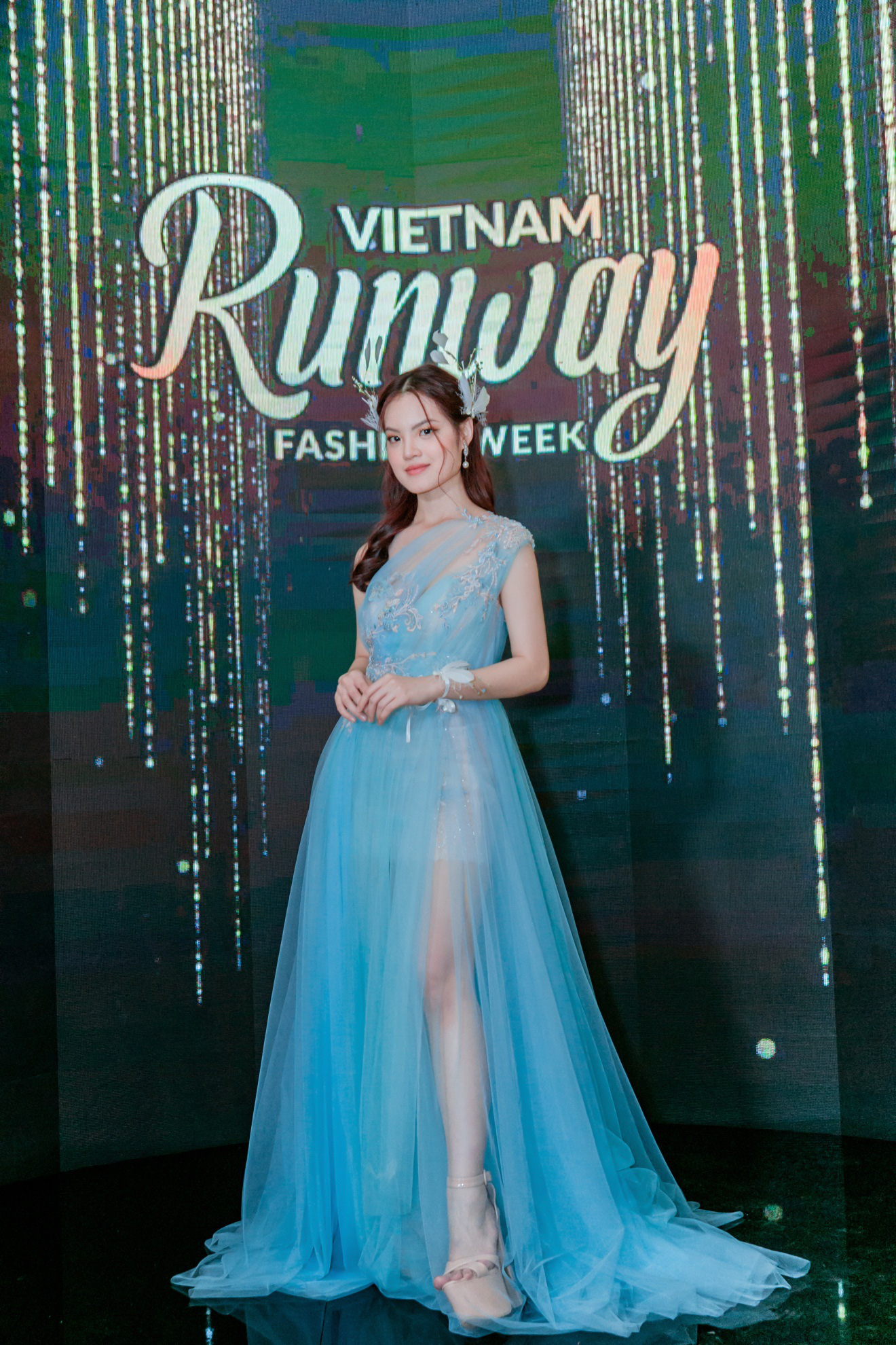 Sunny Đan Ngọc gây bất ngờ với màn catwalk xuất thần tại Vietnam Runway Fashion Week 2020 - Ảnh 3.