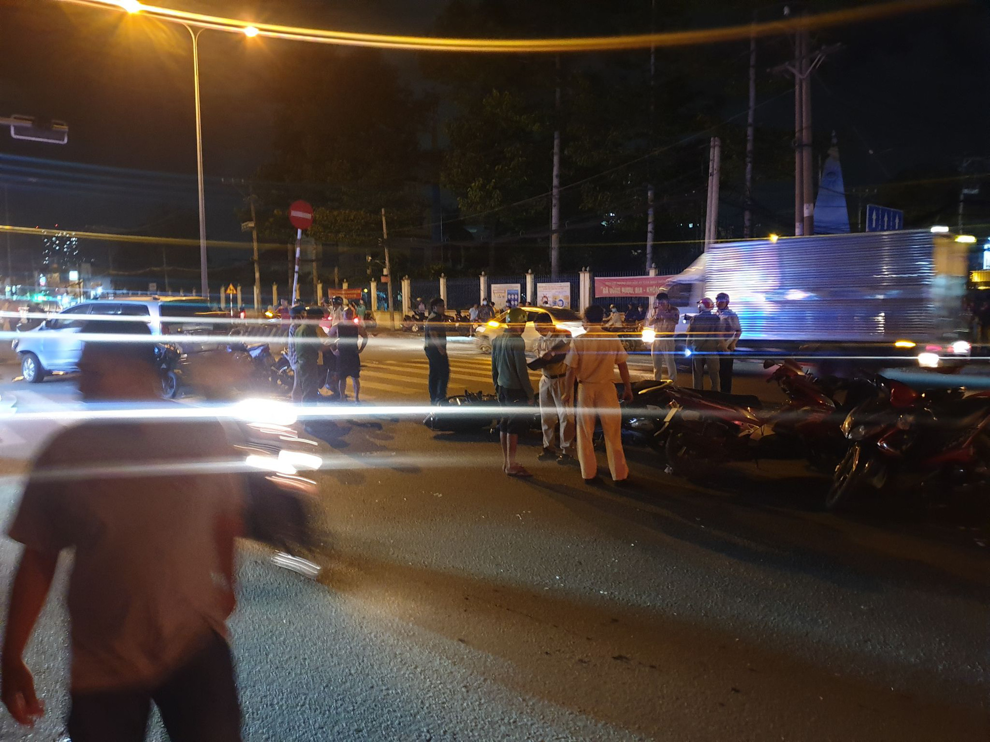 Lời khai của tài xế xe ô tô điên tông nhiều xe máy giữa giao lộ ở Sài Gòn - Ảnh 1.