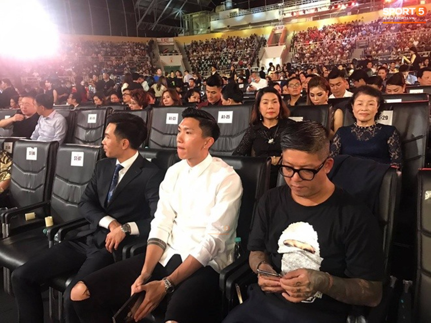 Tiến Dũng, Văn Hậu bất ngờ xuất hiện tại chung kết Hoa hậu Việt Nam 2020 - Ảnh 2. Tiến Dũng, Văn Hậu bất ngờ xuất hiện tại chung kết Hoa hậu Việt Nam 2020 - Ảnh 2.