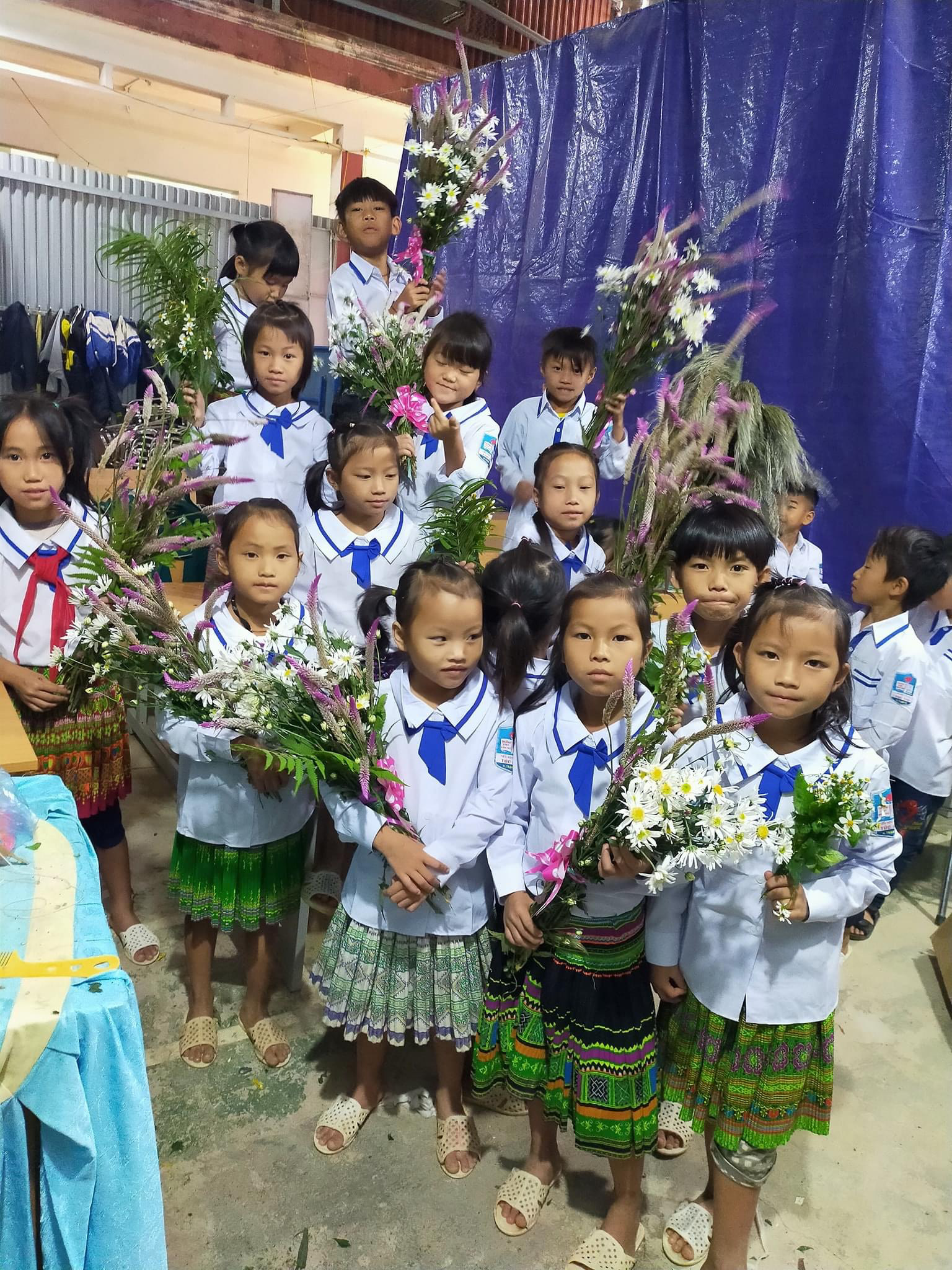 Món quà đẹp nhất của học sinh ngày 20/11 khiến cô giáo vùng cao vừa nhận đã rơi nước mắt - Ảnh 2. Món quà đẹp nhất của học sinh ngày 20/11 khiến cô giáo vùng cao vừa nhận đã rơi nước mắt - Ảnh 2.
