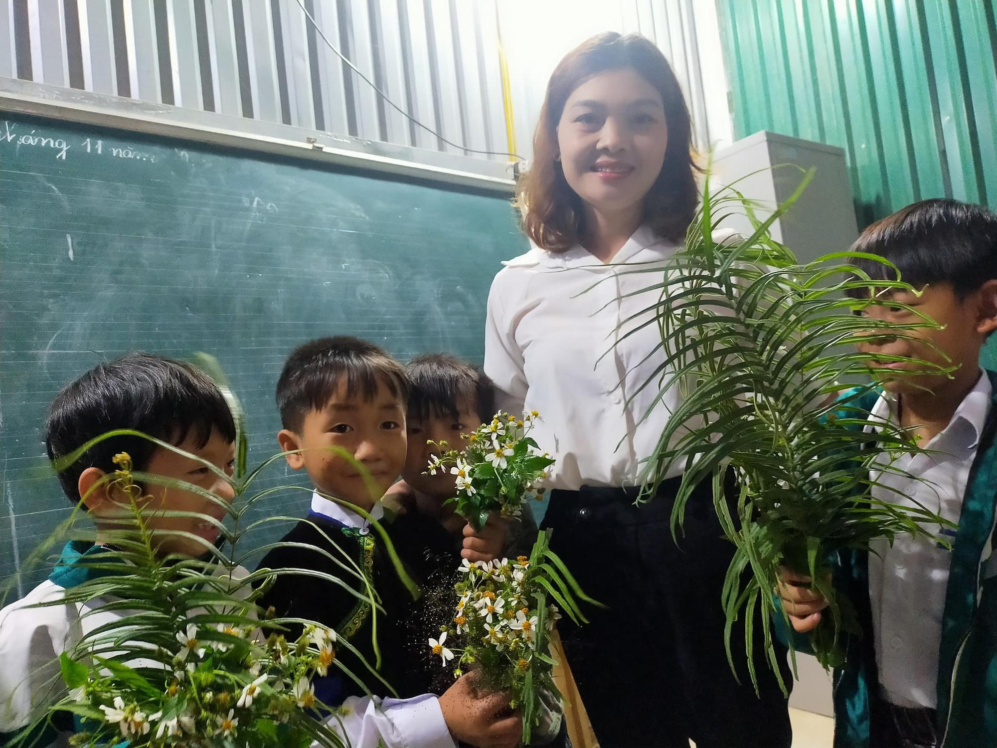 Món quà đẹp nhất của học sinh ngày 20/11 khiến cô giáo vùng cao vừa nhận đã rơi nước mắt - Ảnh 3. Món quà đẹp nhất của học sinh ngày 20/11 khiến cô giáo vùng cao vừa nhận đã rơi nước mắt - Ảnh 3.
