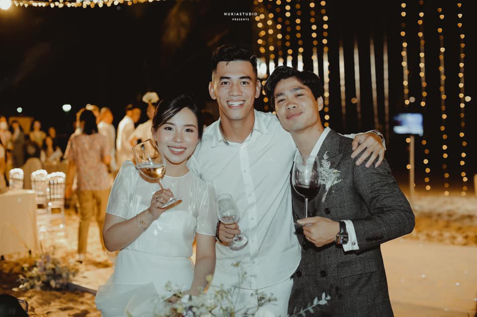 "Họ nhà trai" đồng loạt xả hình đám cưới Công Phượng: Ai cũng điển trai hết nấc - Ảnh 1. "Họ nhà trai" đồng loạt xả hình đám cưới Công Phượng: Ai cũng điển trai hết nấc - Ảnh 1.