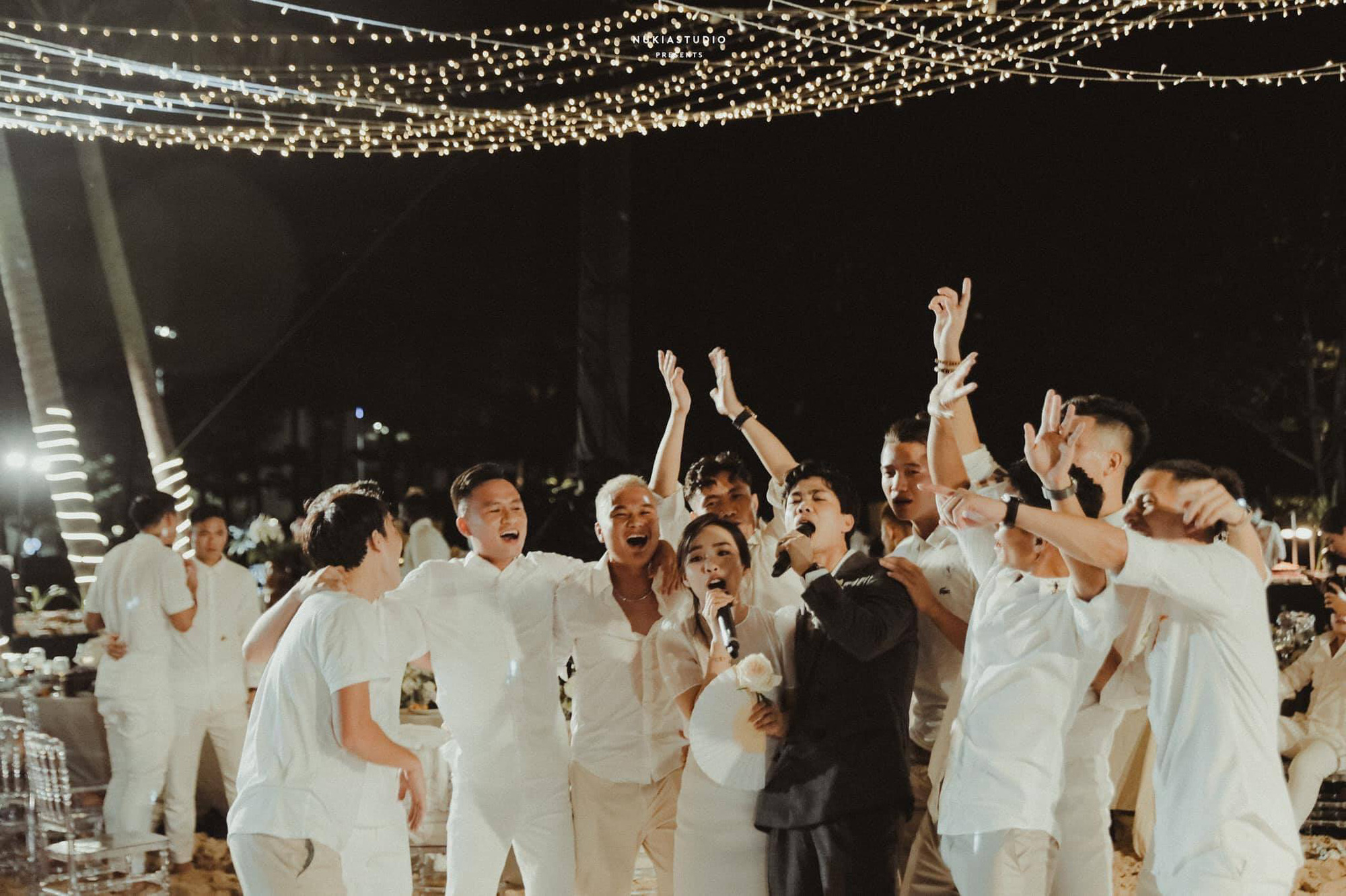 Công Phượng và Viên Minh song ca trong đám cưới: Cô dâu đi chân đất, chill đến mệt nhoài vẫn cực vui - Ảnh 1. Công Phượng và Viên Minh song ca trong đám cưới: Cô dâu đi chân đất, chill đến mệt nhoài vẫn cực vui - Ảnh 1.