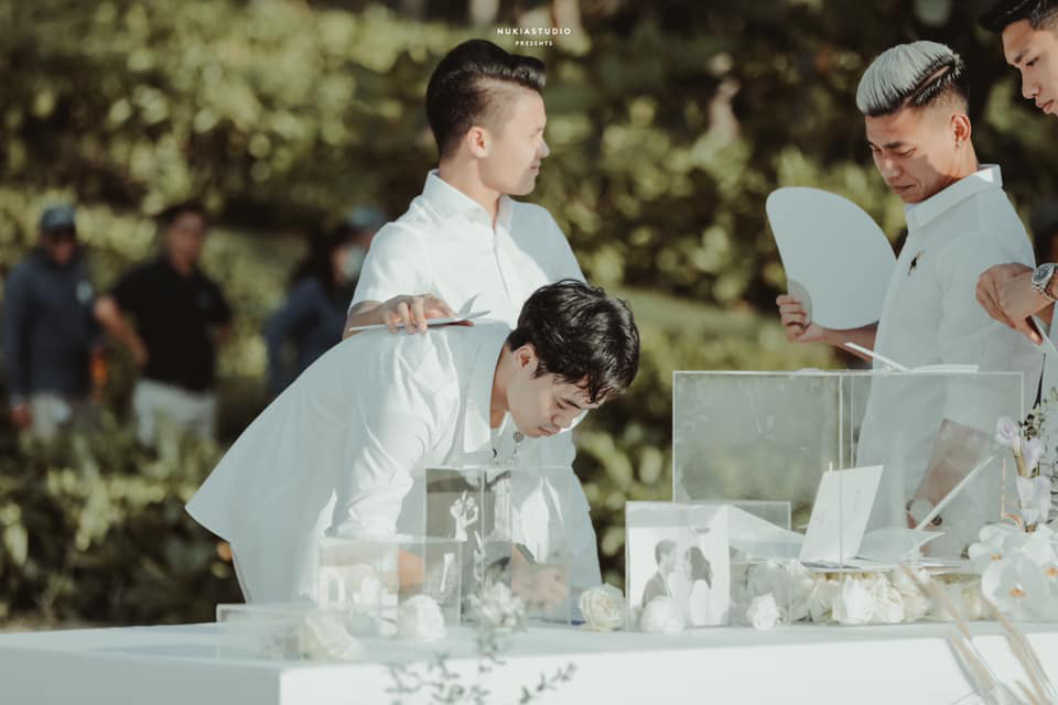 Khoảnh khắc đắt giá: Hội tuyển thủ bỏ phong bì mừng cưới Công Phượng - Viên Minh - Ảnh 2. Khoảnh khắc đắt giá: Hội tuyển thủ bỏ phong bì mừng cưới Công Phượng - Viên Minh - Ảnh 2.