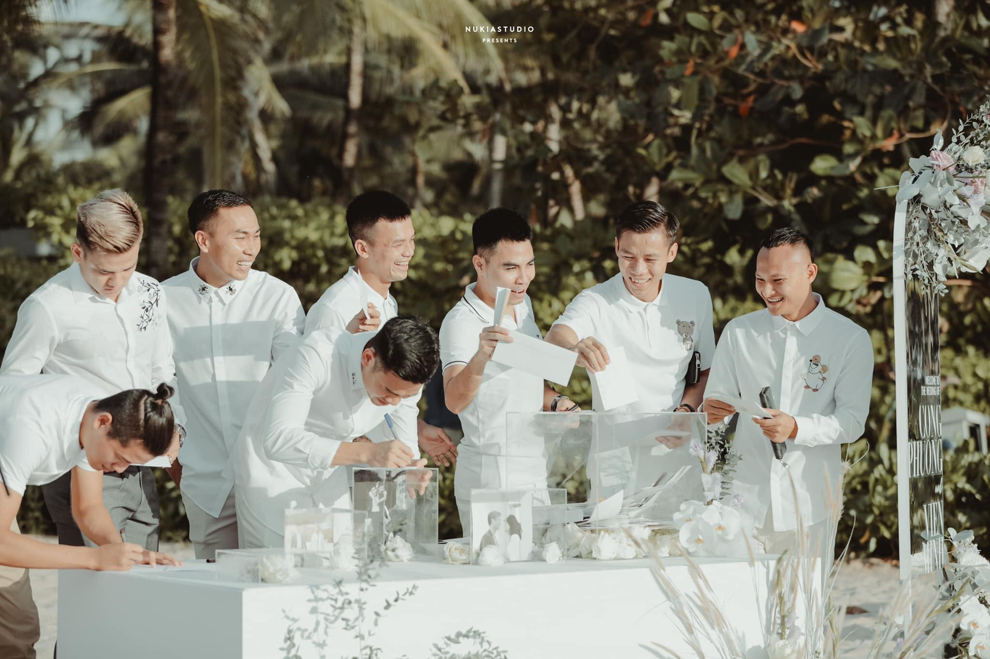 Khoảnh khắc đắt giá: Hội tuyển thủ bỏ phong bì mừng cưới Công Phượng - Viên Minh - Ảnh 1. Khoảnh khắc đắt giá: Hội tuyển thủ bỏ phong bì mừng cưới Công Phượng - Viên Minh - Ảnh 1.