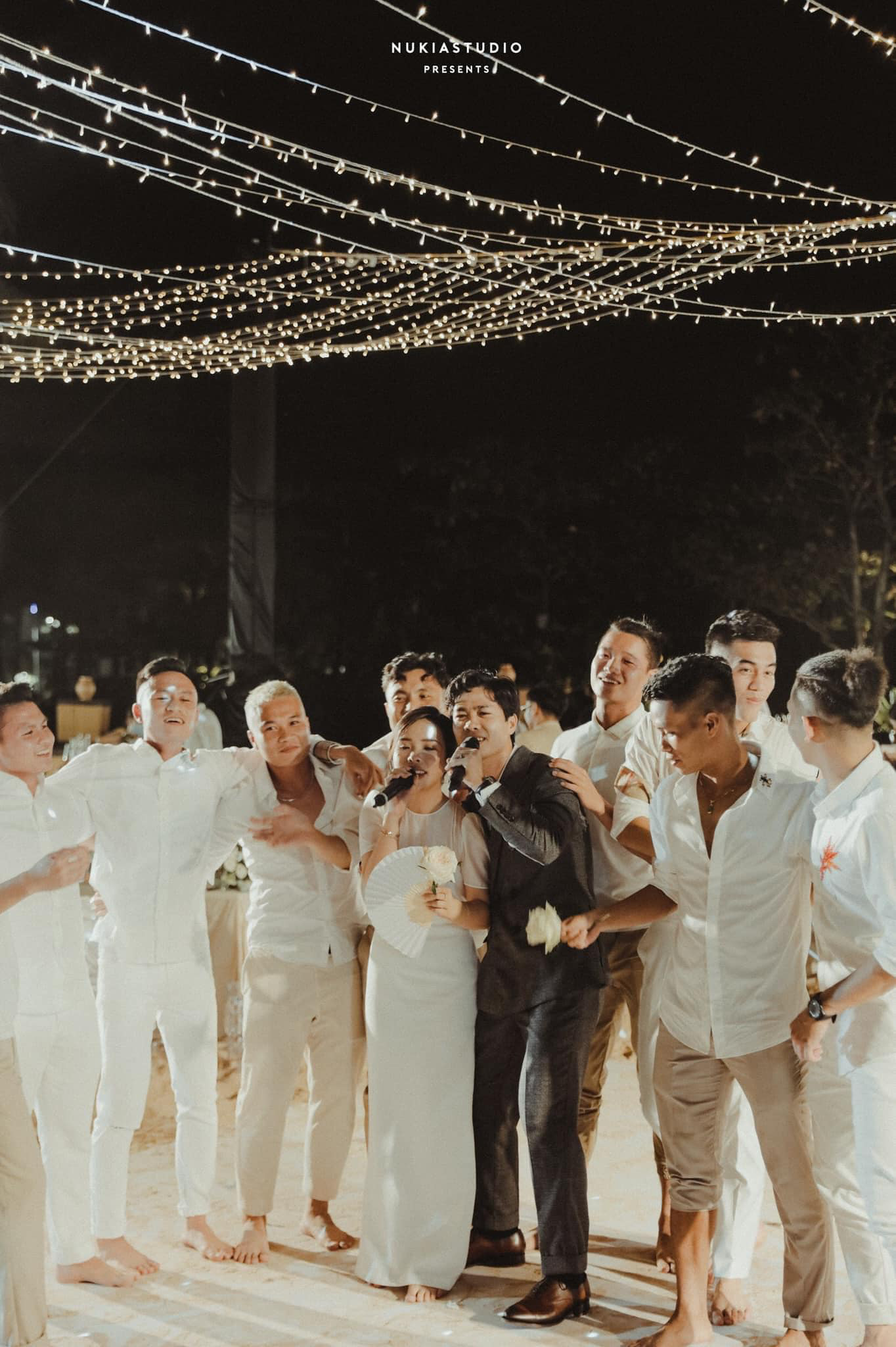 Công Phượng và Viên Minh song ca trong đám cưới: Cô dâu đi chân đất, chill đến mệt nhoài vẫn cực vui - Ảnh 2. Công Phượng và Viên Minh song ca trong đám cưới: Cô dâu đi chân đất, chill đến mệt nhoài vẫn cực vui - Ảnh 2.
