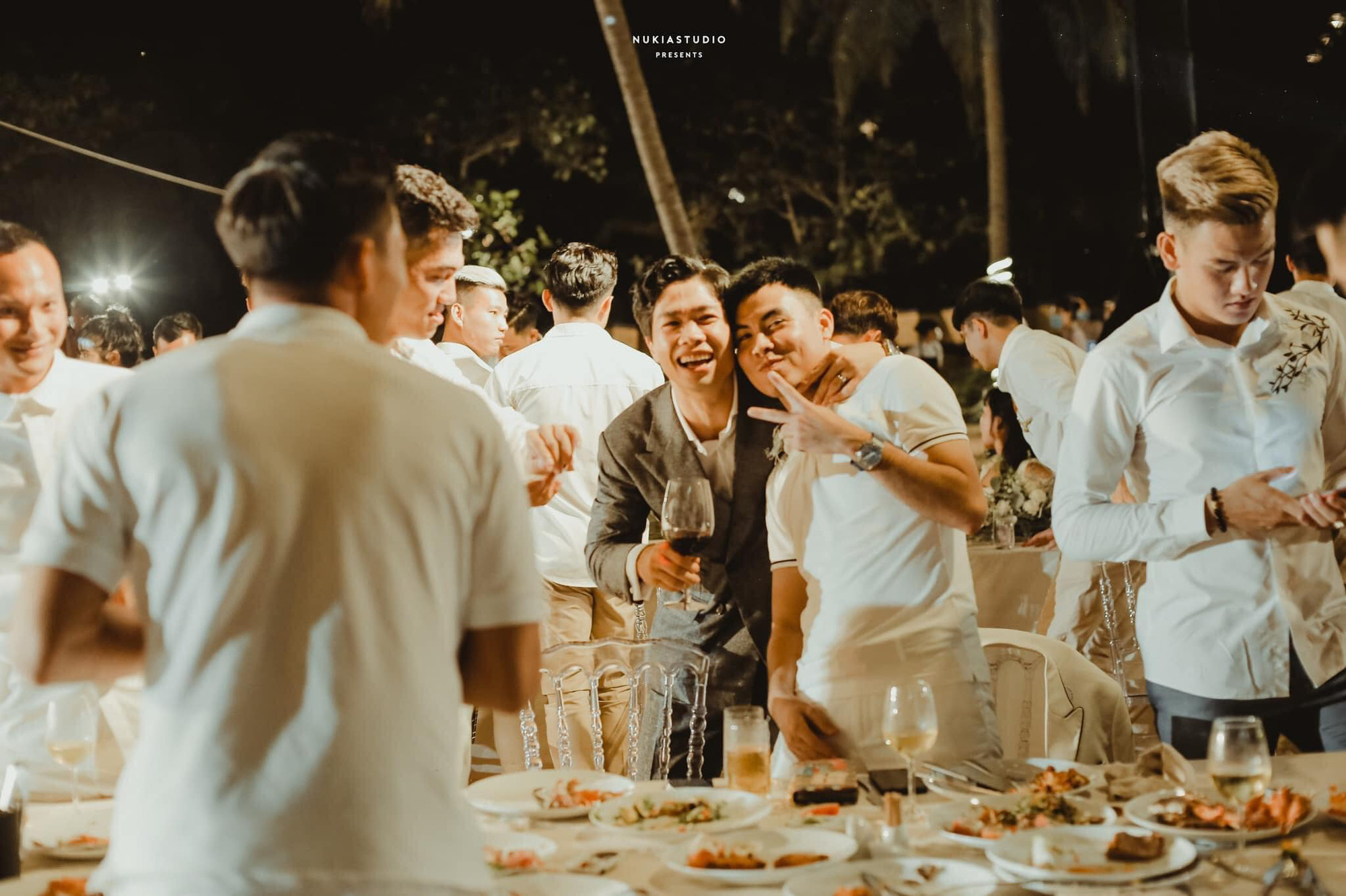"Họ nhà trai" đồng loạt xả hình đám cưới Công Phượng: Hải Quế dặn dò "vợ luôn đúng nha em" - Ảnh 2. "Họ nhà trai" đồng loạt xả hình đám cưới Công Phượng: Hải Quế dặn dò "vợ luôn đúng nha em" - Ảnh 2.