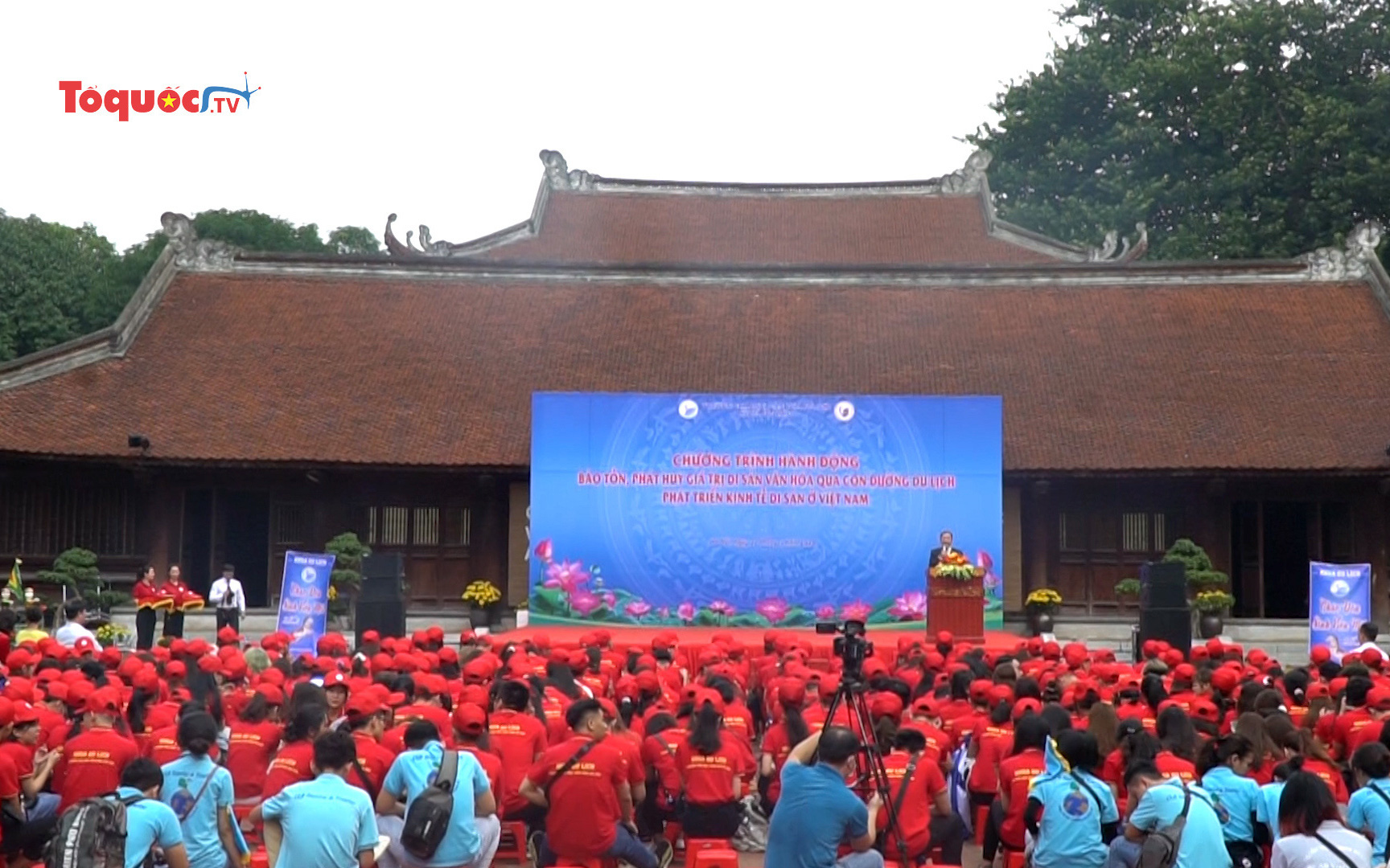 Hơn 500 tân sinh viên ngành Du lịch tham gia chương trình hành động bảo vệ môi trường di sản