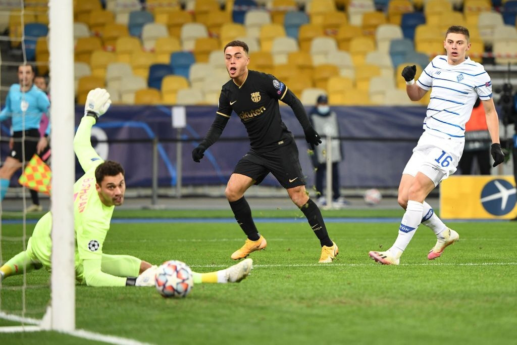 Vùi dập Dynamo Kyev bằng đội hình dự bị, Barca giành vé đi tiếp vào vòng 16 đội - Ảnh 1.