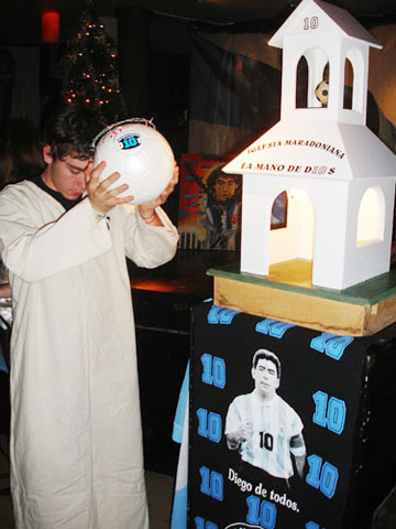 Tôn giáo Maradona và hàng loạt câu chuyện lạ lùng khó tin về Cậu bé vàng của Argentina - Ảnh 2.