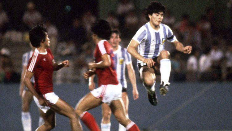 Maradona từng làm cả đội Indonesia trố mắt, đứng im như tượng nhờ cú tâng bóng “ma thuật - Ảnh 2.