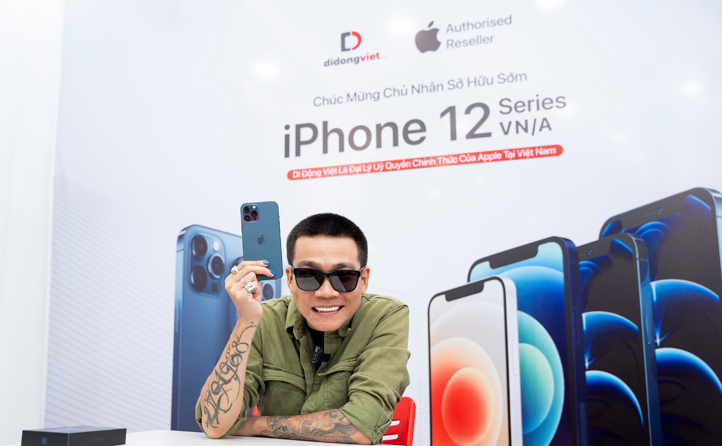 Wowy sở hữu iPhone 12 Pro Max VN/A trong ngày đầu mở bán tại Việt Nam - Ảnh 1. Wowy sở hữu iPhone 12 Pro Max VN/A trong ngày đầu mở bán tại Việt Nam - Ảnh 1.