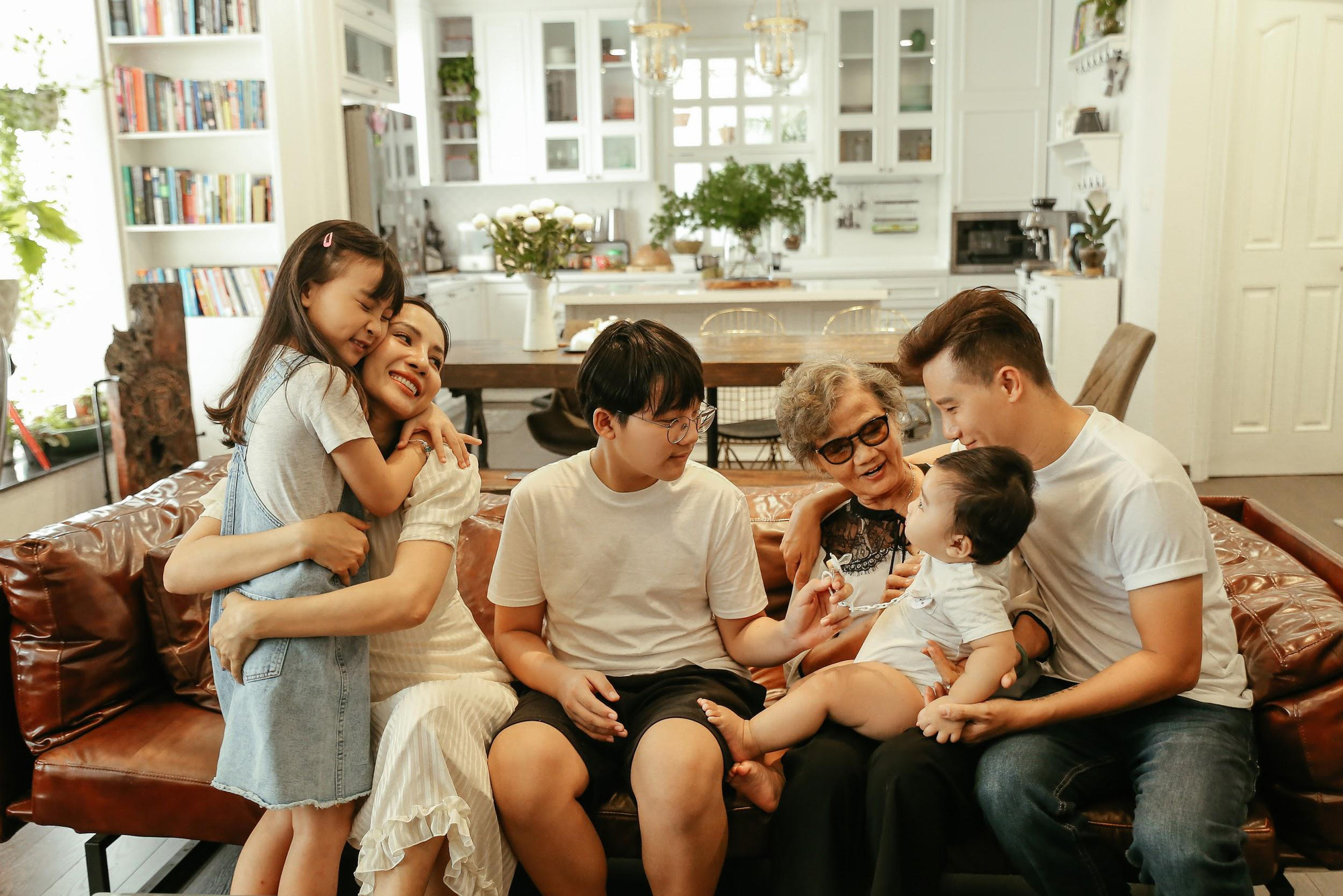 Hoàng Bách ra mắt MV cùng con gái 8 tuổi khiến ai nghe xong cũng muốn về nhà ôm chầm lấy gia đình mình - Ảnh 3.