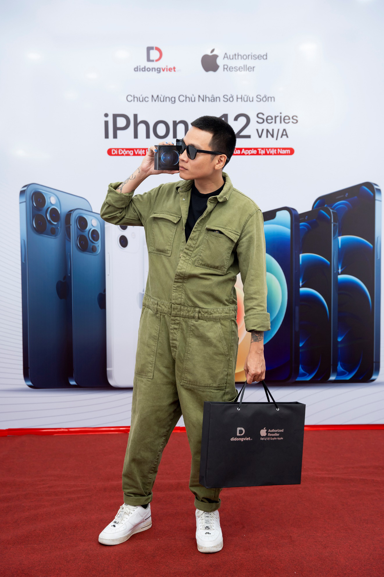 Wowy sở hữu iPhone 12 Pro Max VN/A trong ngày đầu mở bán tại Việt Nam - Ảnh 3. Wowy sở hữu iPhone 12 Pro Max VN/A trong ngày đầu mở bán tại Việt Nam - Ảnh 3.