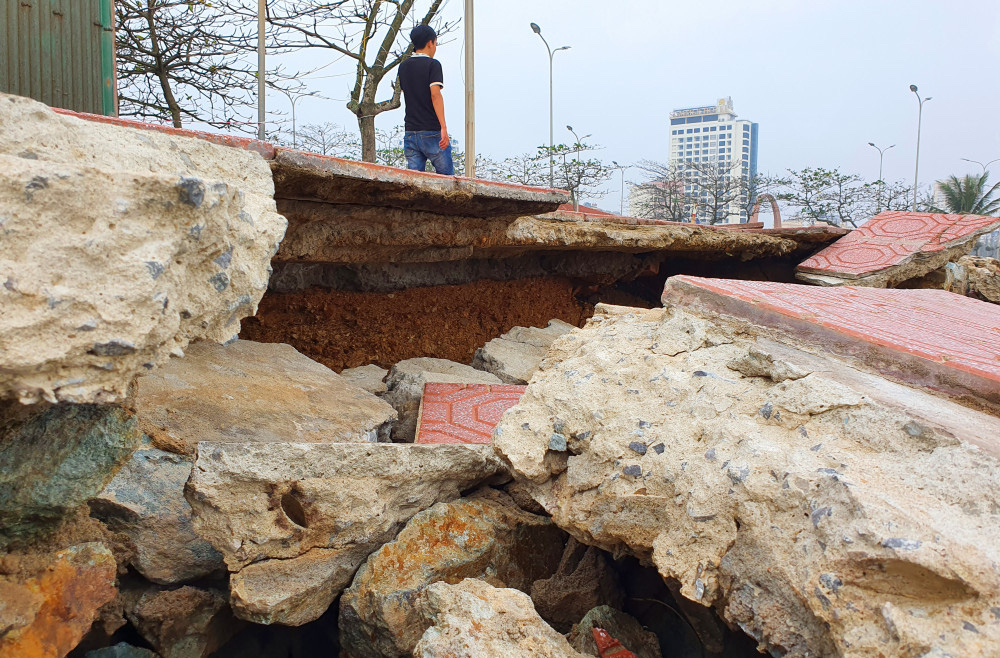 Cận cảnh tuyến kè đê biển Cửa Lò tan hoang sau bão lũ - Ảnh 3.