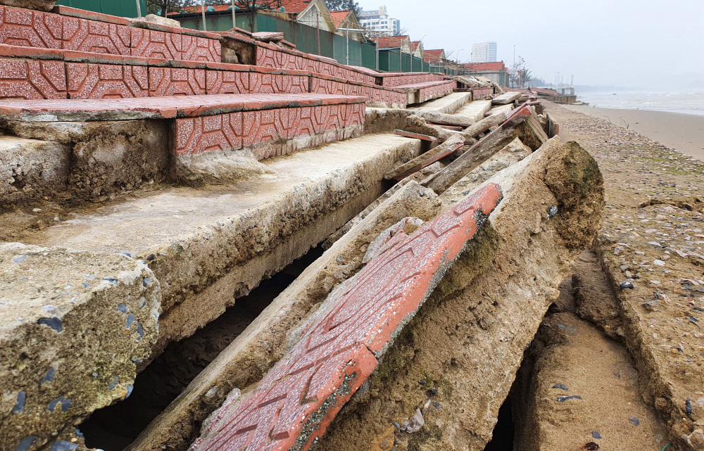 Cận cảnh tuyến kè đê biển Cửa Lò tan hoang sau bão lũ - Ảnh 4.