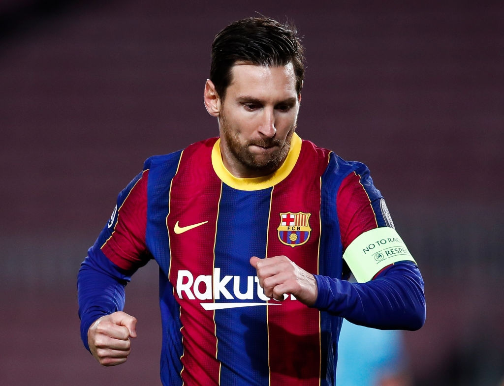 Messi đi bộ thản nhiên mặc cho đối thủ dễ dàng đi bóng qua mặt - Ảnh 1.