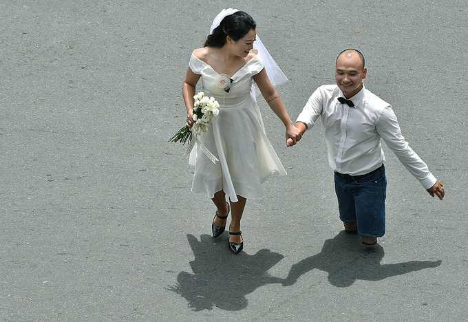 (mai) Tình yêu màu hồng của kình ngư không chân và nhà thiết kế áo dài: Sáng chồng chở vợ đi làm, tối đến cùng đi siêu thị, nấu ăn - Ảnh 3.