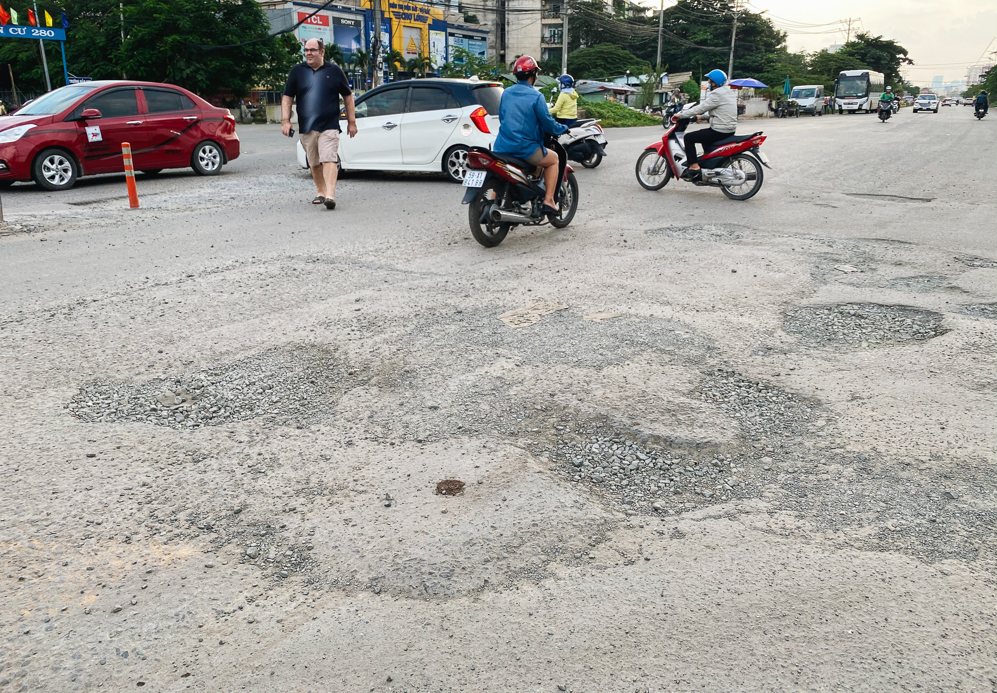 Gần 2,5km đường ở Sài Gòn giá hơn 800 tỷ nhưng làm 5 năm chưa xong: Người dân than trời vì ổ gà, bụi và nước ngập - Ảnh 3.