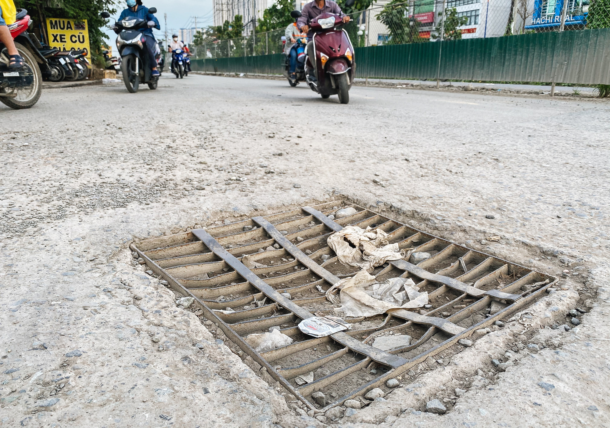 Gần 2,5km đường ở Sài Gòn giá hơn 800 tỷ nhưng làm 5 năm chưa xong: Người dân than trời vì ổ gà, bụi và nước ngập - Ảnh 4.