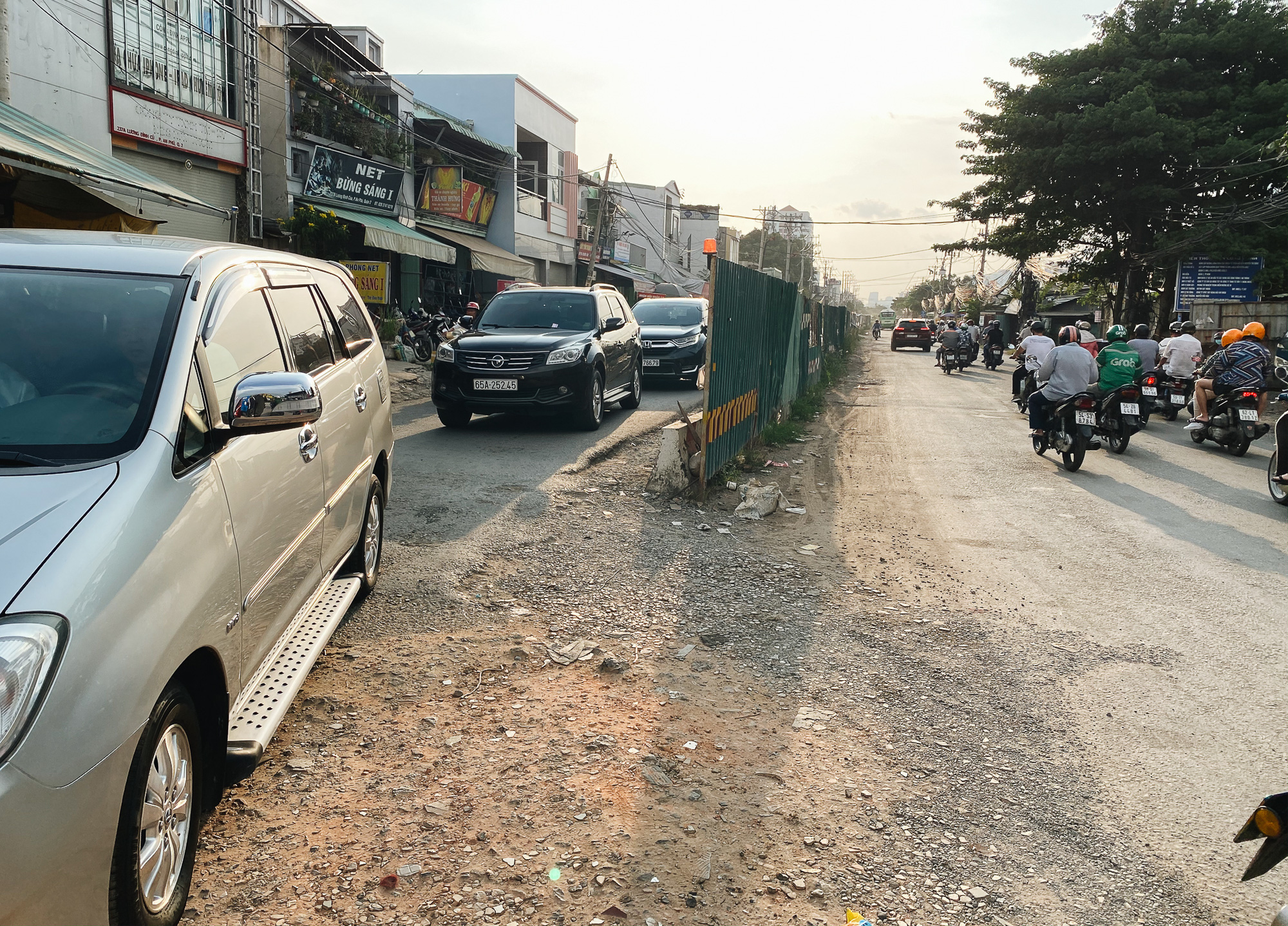 Gần 2,5km đường ở Sài Gòn giá hơn 800 tỷ nhưng làm 5 năm chưa xong: Người dân than trời vì ổ gà, bụi và nước ngập - Ảnh 1.