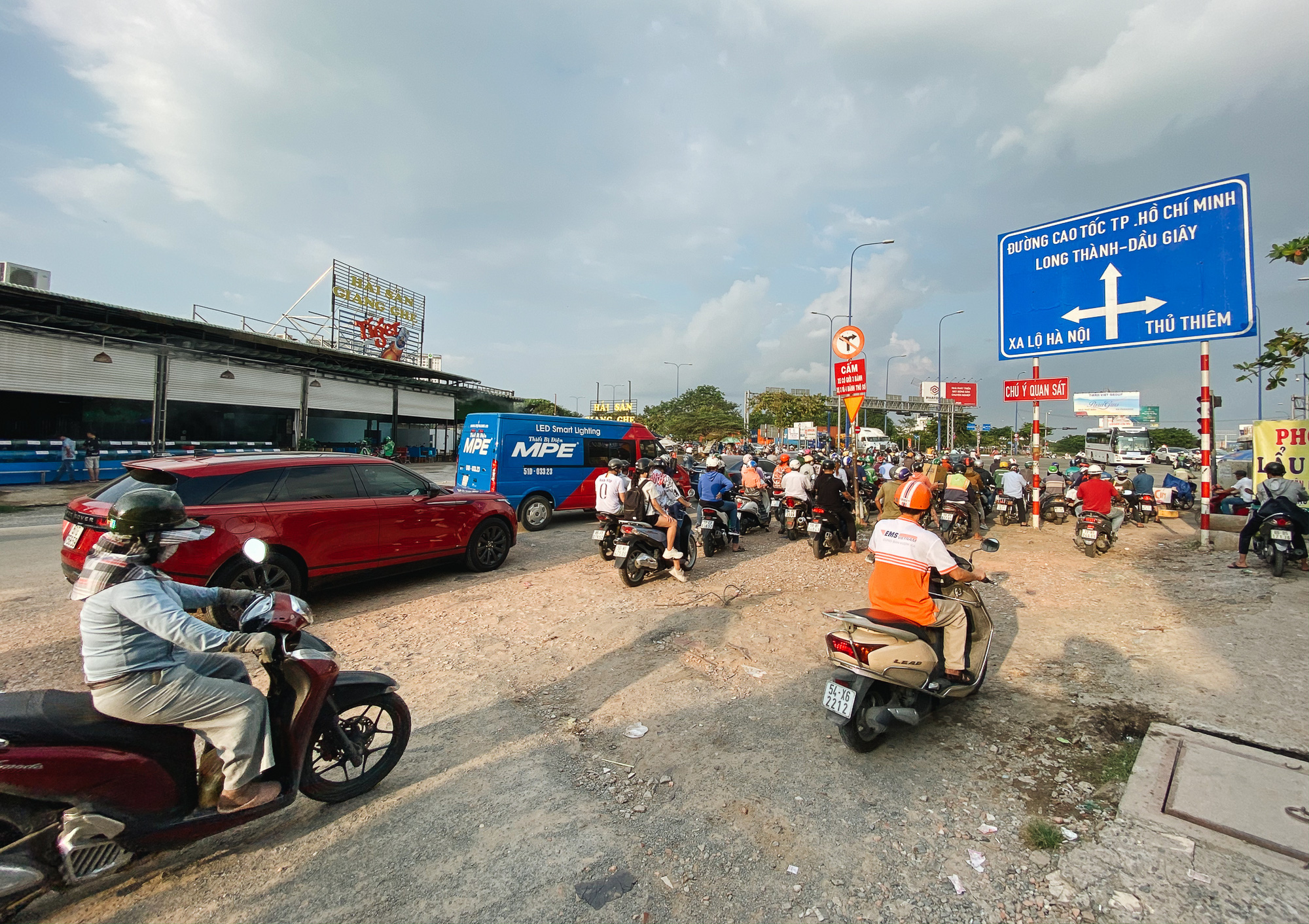 Gần 2,5km đường ở Sài Gòn giá hơn 800 tỷ nhưng làm 5 năm chưa xong: Người dân than trời vì ổ gà, bụi và nước ngập - Ảnh 2.