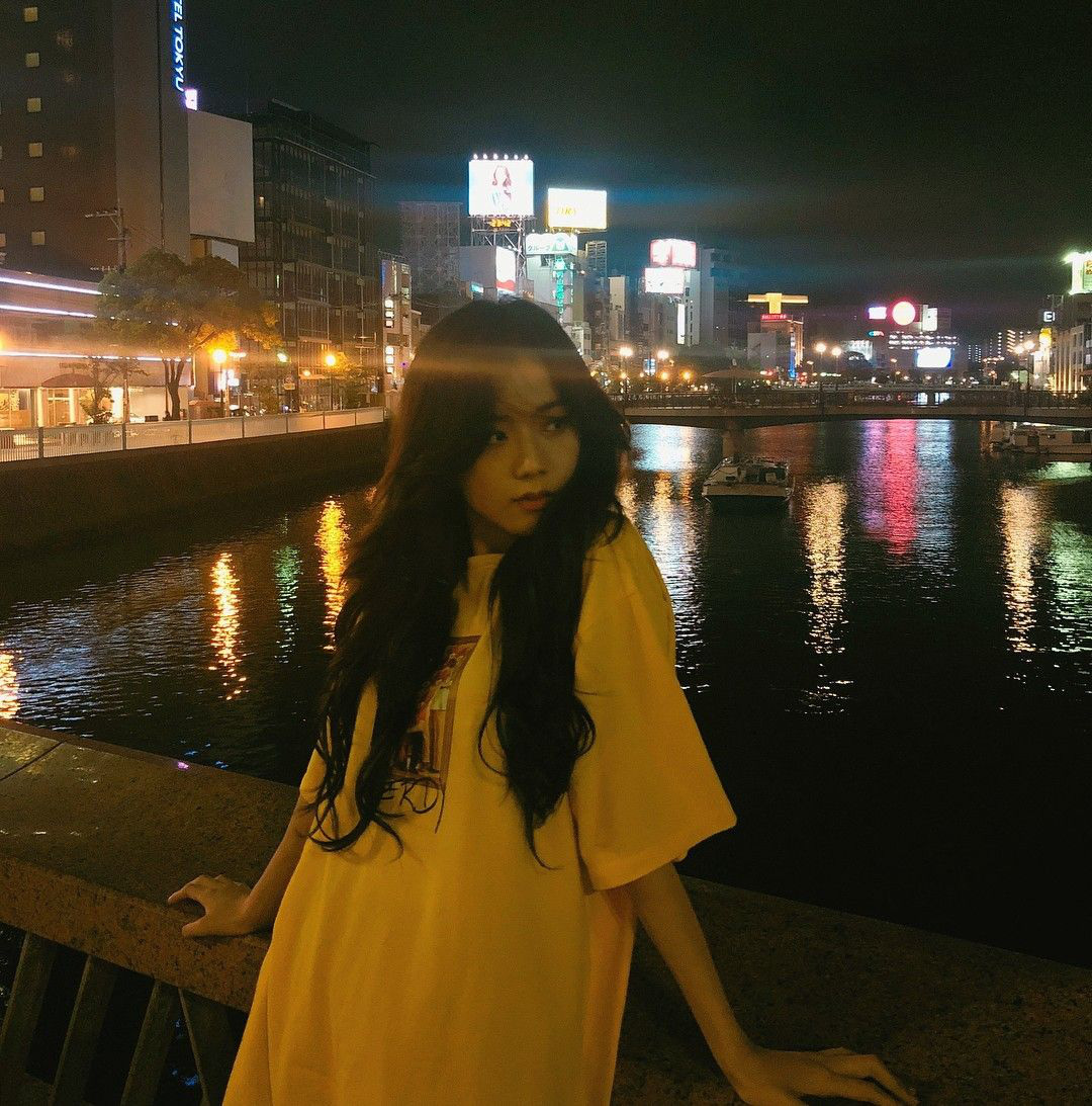 Ảnh nữ thần BLACKPINK đi dép lê, chụp tối thui ở Nhật khiến netizen ghen tị nổ mắt vì... đã xinh thì đứng bờ sông cũng đẹp - Ảnh 8.