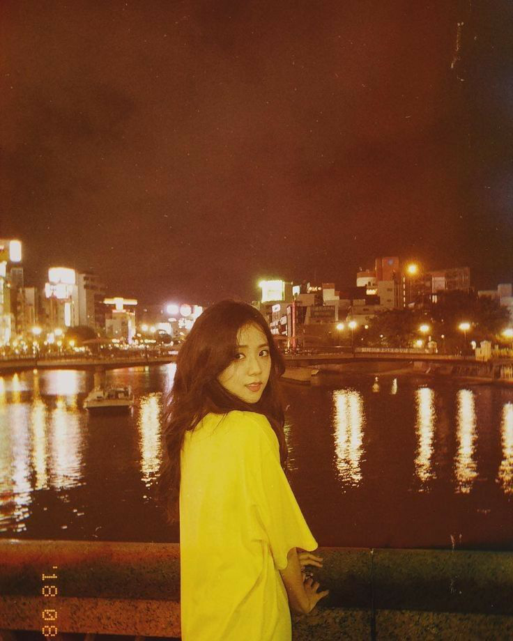Ảnh nữ thần BLACKPINK đi dép lê, chụp tối thui ở Nhật khiến netizen ghen tị nổ mắt vì... đã xinh thì đứng bờ sông cũng đẹp - Ảnh 9.