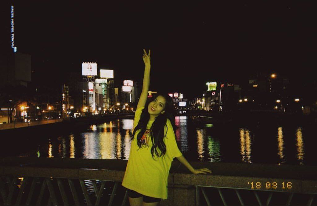 Ảnh nữ thần BLACKPINK đi dép lê, chụp tối thui ở Nhật khiến netizen ghen tị nổ mắt vì... đã xinh thì đứng bờ sông cũng đẹp - Ảnh 3.