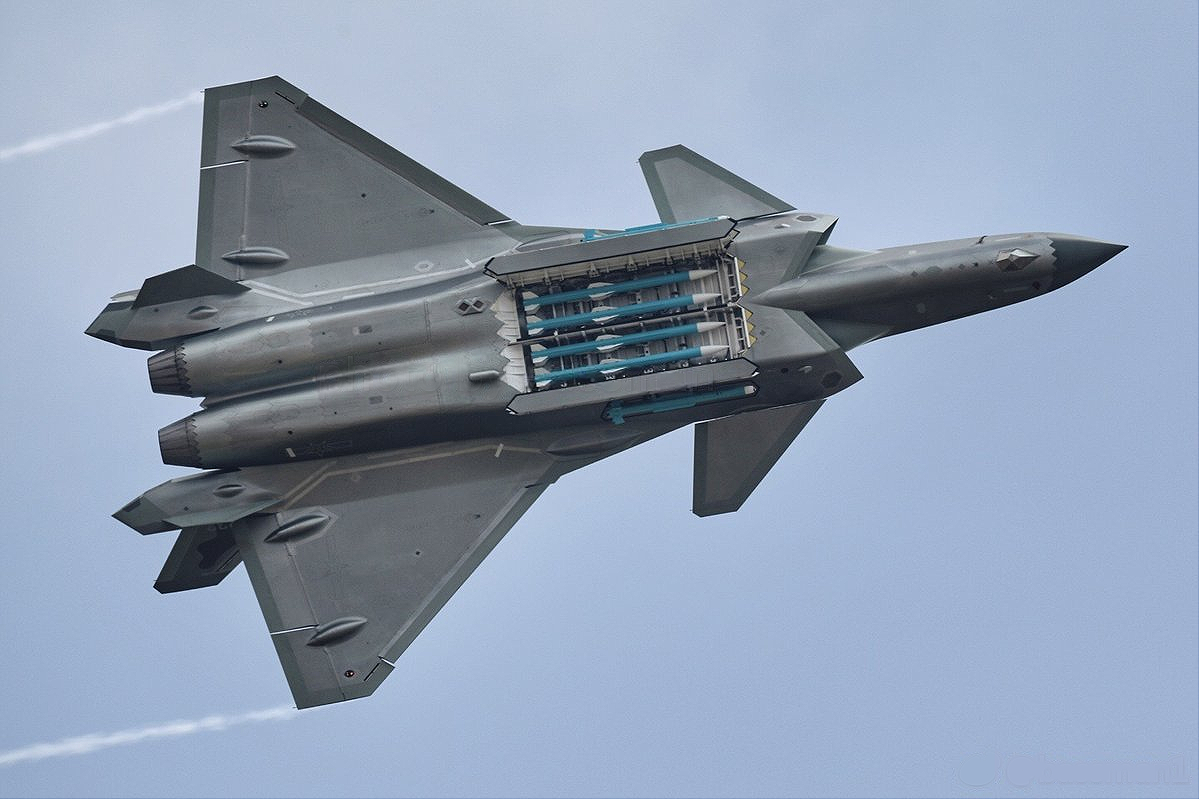 Forbes: Đấu không lại F-22, tiêm kích tàng hình Trung Quốc vẫn có thể khiến Mỹ khốn đốn - Ảnh 1.