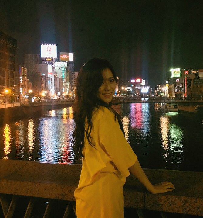 Ảnh nữ thần BLACKPINK đi dép lê, chụp tối thui ở Nhật khiến netizen ghen tị nổ mắt vì... đã xinh thì đứng bờ sông cũng đẹp - Ảnh 4.
