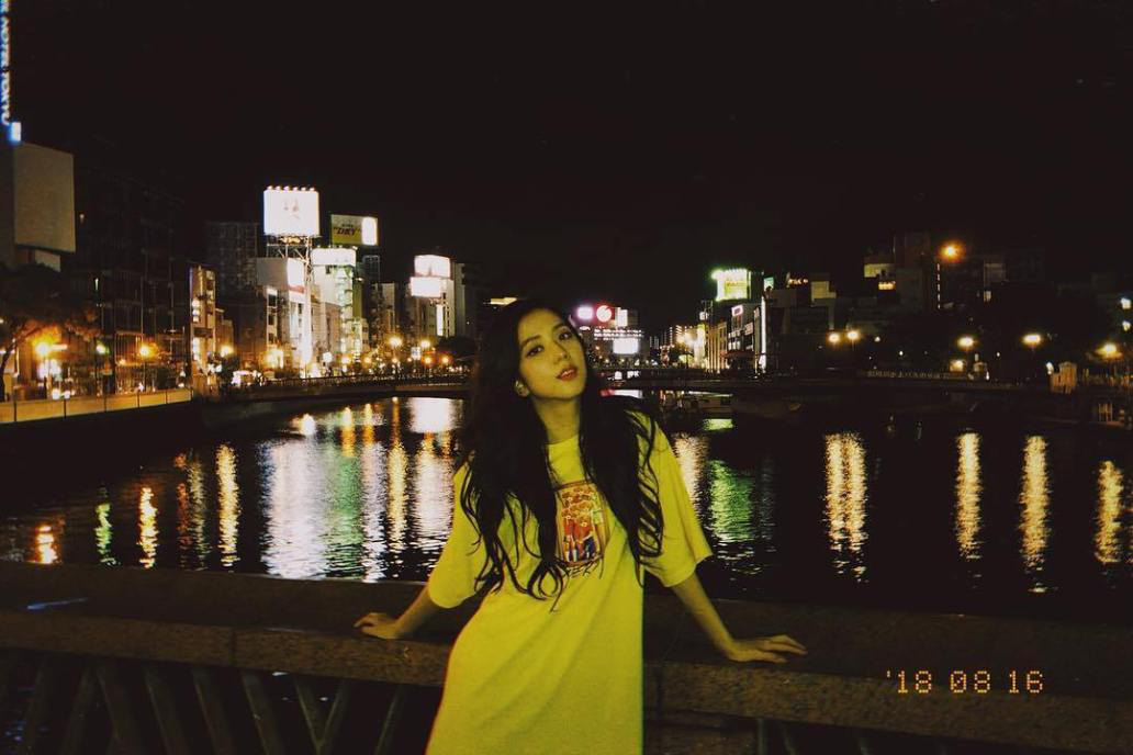 Ảnh nữ thần BLACKPINK đi dép lê, chụp tối thui ở Nhật khiến netizen ghen tị nổ mắt vì... đã xinh thì đứng bờ sông cũng đẹp - Ảnh 2.