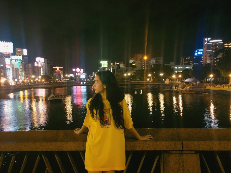 Ảnh nữ thần BLACKPINK đi dép lê, chụp tối thui ở Nhật khiến netizen ghen tị nổ mắt vì... đã xinh thì đứng bờ sông cũng đẹp - Ảnh 6.