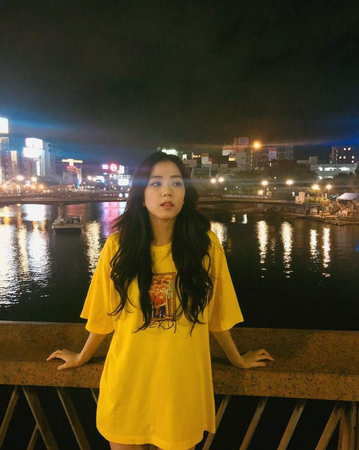 Ảnh nữ thần BLACKPINK đi dép lê, chụp tối thui ở Nhật khiến netizen ghen tị nổ mắt vì... đã xinh thì đứng bờ sông cũng đẹp - Ảnh 7.