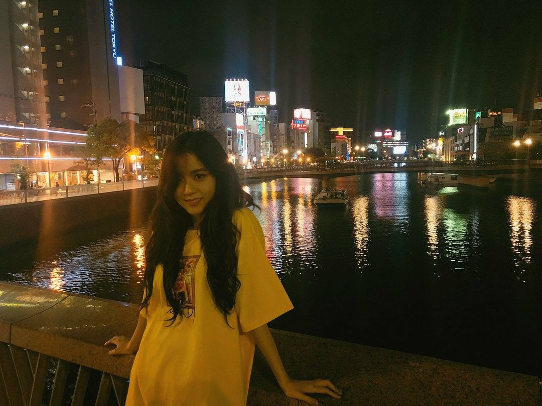 Ảnh nữ thần BLACKPINK đi dép lê, chụp tối thui ở Nhật khiến netizen ghen tị nổ mắt vì... đã xinh thì đứng bờ sông cũng đẹp - Ảnh 5.