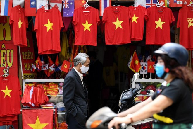 Nền kinh tế Việt Nam đã bộc lộ điểm yếu nhưng vẫn còn “vùng đệm giảm sốc” - Ảnh 1.