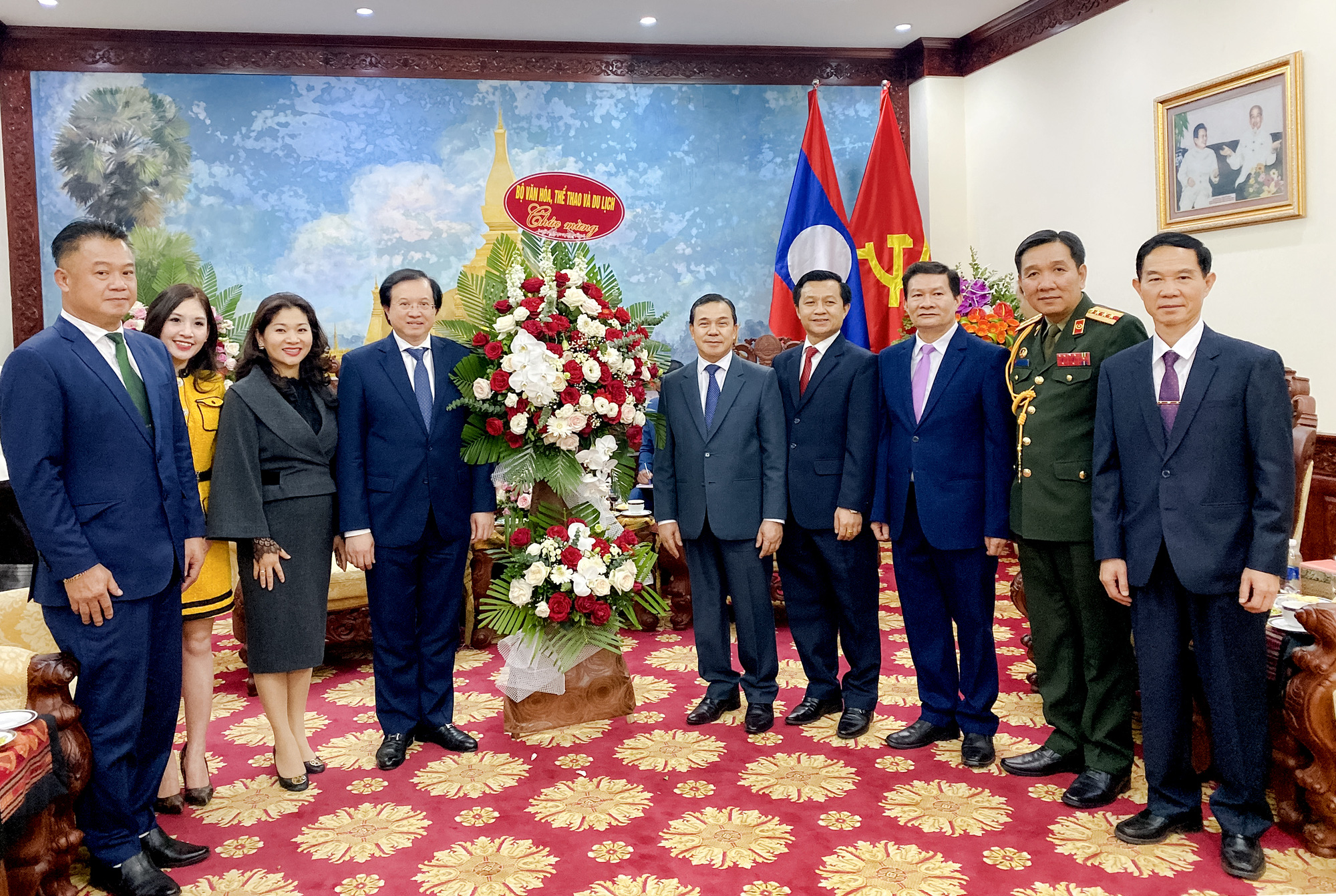 Thứ trưởng Tạ Quang Đông dẫn đầu đoàn Bộ Văn hóa, Thể thao và Du lịch chúc mừng Quốc khánh Lào và kỷ niệm 100 năm ngày sinh Chủ tịch Kay sỏn- phôm vi hản - Ảnh 2.