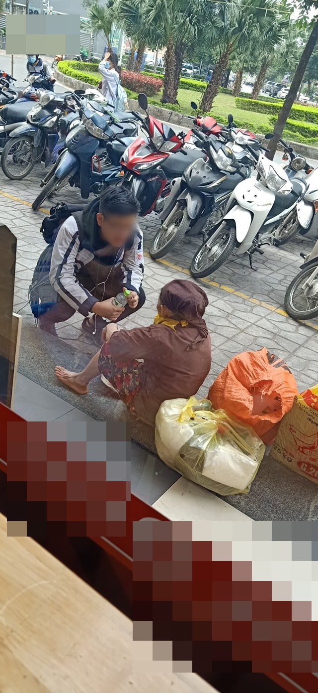 Nhìn thấy cụ bà lục túi rác, nam học sinh chạy ra làm một điều đáng quý vô cùng - Ảnh 1.