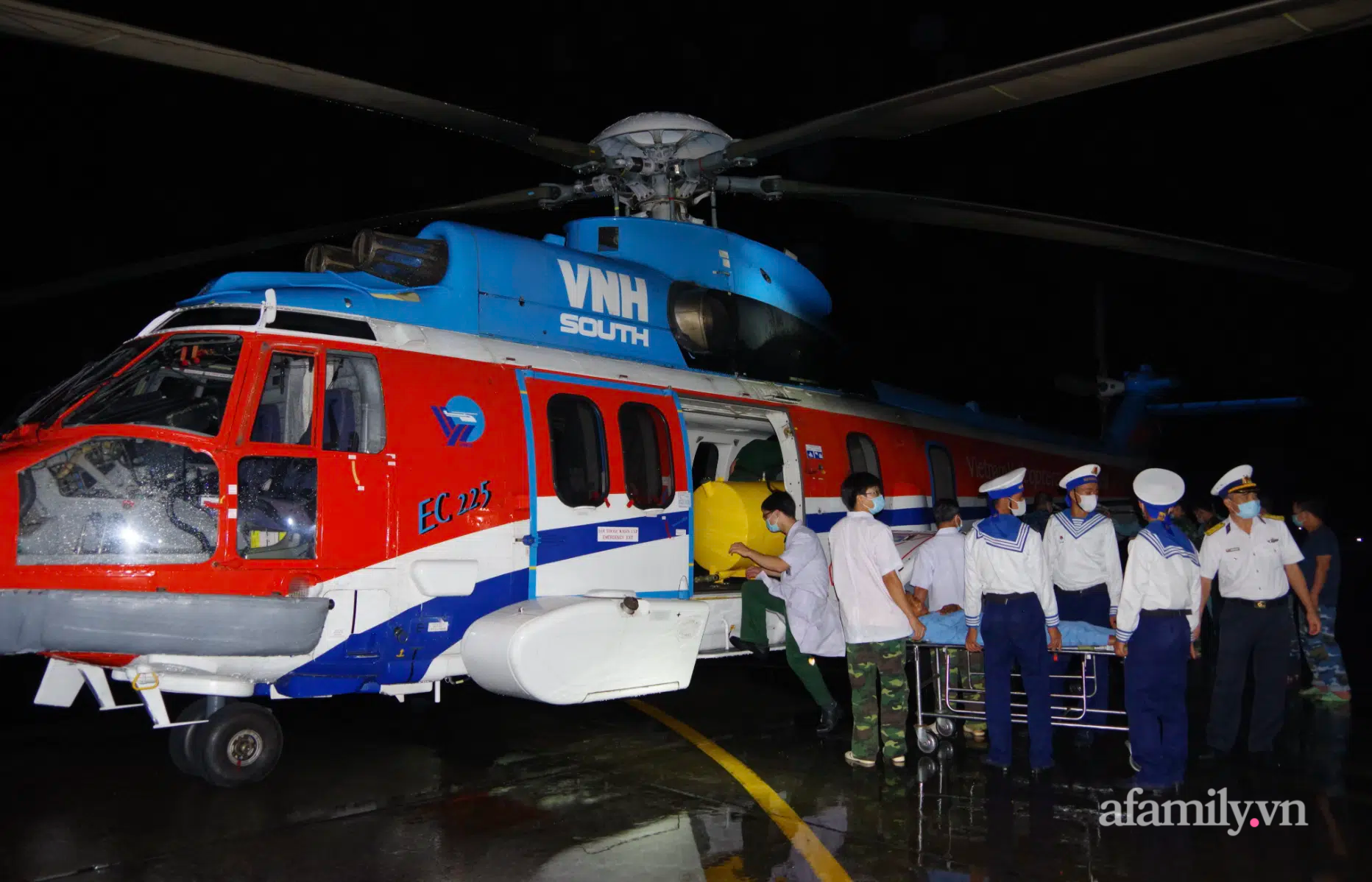 Trực thăng vượt mưa lớn mây mù, xuyên đêm đưa bệnh nhân nguy kịch từ Trường Sa về đất liền điều trị - Ảnh 2.