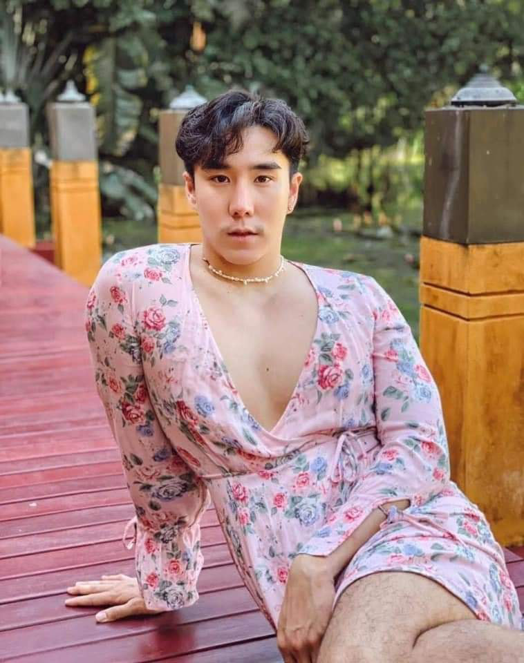 Chàng trai đi du lịch nhưng "xách nhầm" vali quần áo của vợ, kết quả cho ra đời bộ ảnh như show diễn thời trang khiến cư dân mạng... lác mắt - Ảnh 1.