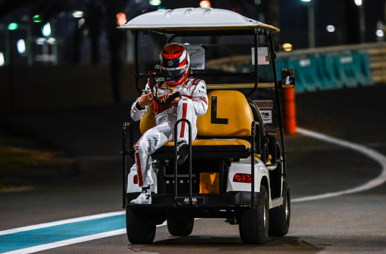 &quot;Người tuyết&quot; Kimi Raikkonen hoảng hồn thoát khỏi xe đua F1 bốc cháy dữ dội - Ảnh 7.