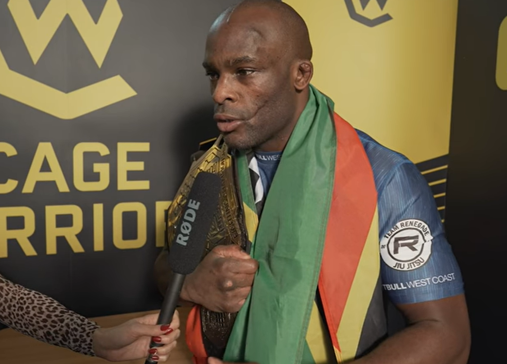 &quot;Gã điên&quot; Nathias Frederick có một đấm ăn ngay, bảo vệ thành công chiếc đai vô địch MMA thế giới - Ảnh 2.
