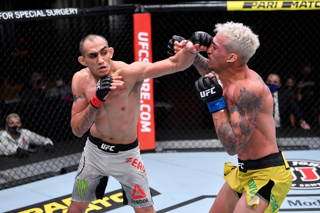 Pha khóa tay kinh dị của Charles Oliveira với Tony Ferguson - Ảnh 5.