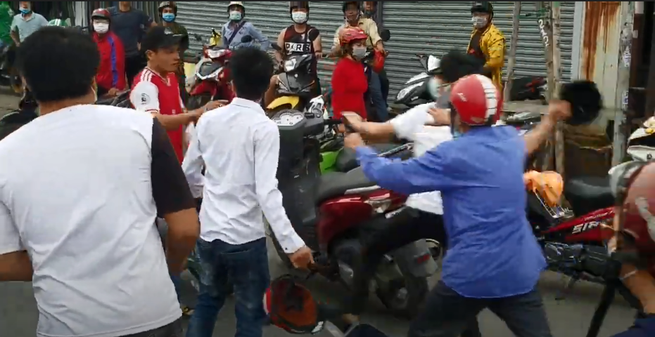 Rút gậy dọa đánh người ngăn cản sau va chạm giao thông, thanh niên bị dân vây đánh túi bụi ở Sài Gòn - Ảnh 1.