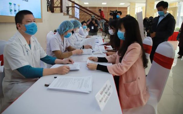 Sáng nay, 3 người đầu tiên sẽ được tiêm thử nghiệm vắc xin COVID-19 của Việt Nam - Ảnh 1.